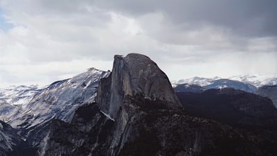 黑人和白人的照片和雪白天山
